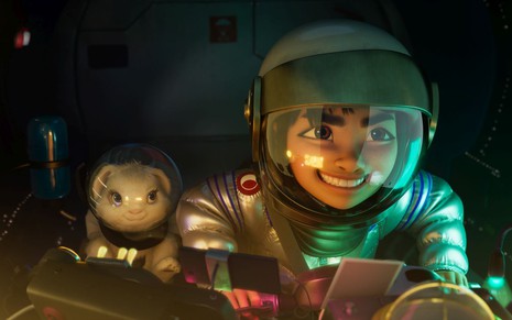 A menina Fei Fei e o coelho usam trajes espaciais dentro de um foguete em cena da animação A Caminho da Lua