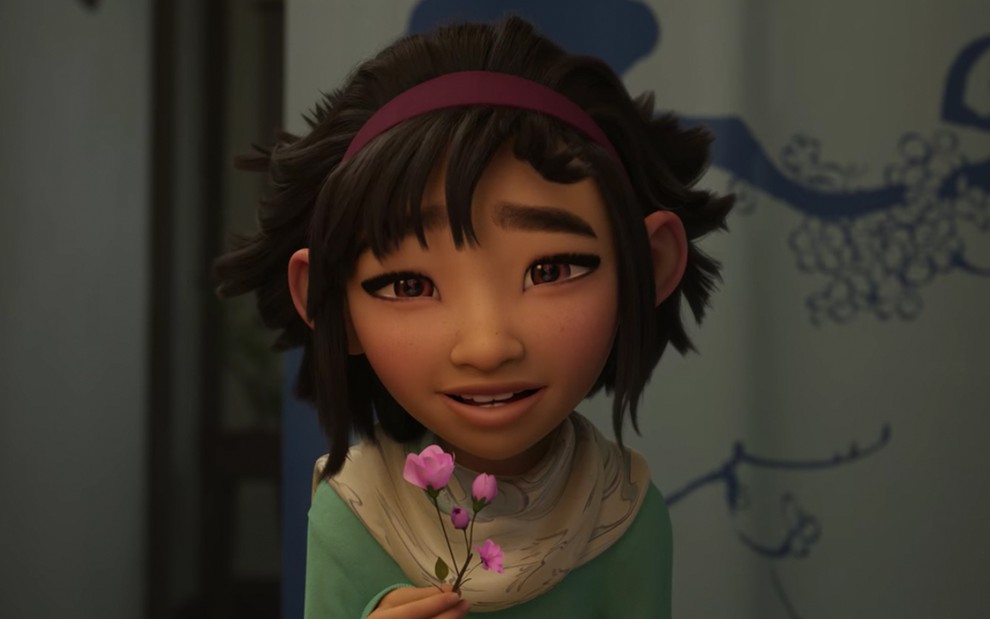 Frame da animação A Caminho da Lua em que a protagonista Fei Fei segura um ramo com três flores rosas e olha em direção ao espectador