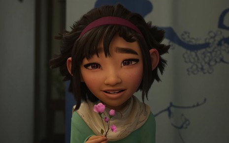 Frame da animação A Caminho da Lua em que a protagonista Fei Fei segura um ramo com três flores rosas e olha em direção ao espectador