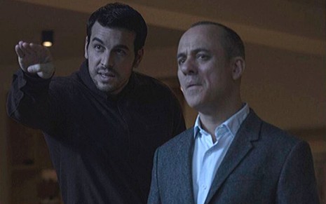 Os personagens Tomás (Mario Casas) e Javier Muñoz (Javier Gutiérrez), do filme A Casa, observam o horizonte em apartamento