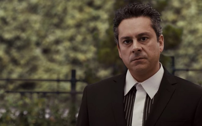 Alexandre Nero caracterizado com Baltazar, personagem de Fina Estampa, em cena de Crô: O FIlme