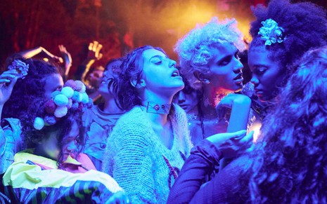 Jovens dançam em festa tipo rave em cena de Boca a Boca, série nacional da Netflix