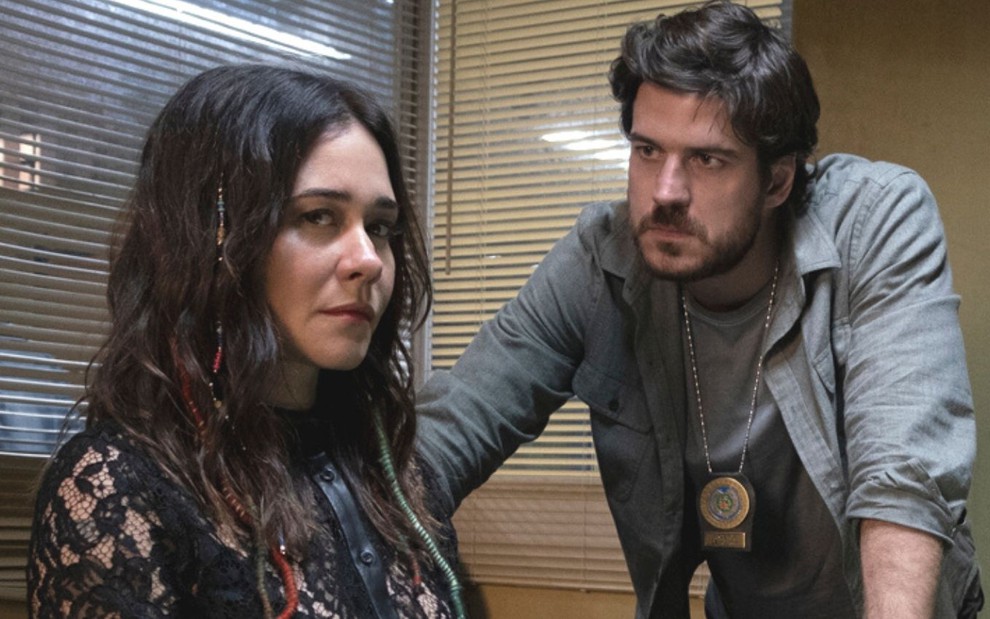 Alessandra Negrini e Marco Pigossi em cena de Cidade Invisível, série nacional da Netflix
