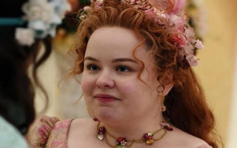 A atriz Nicola Coughlan como a personagem Penelope na série Bridgerton, da Netflix