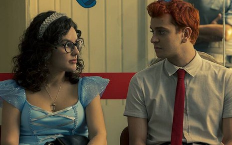 Os atores Kéfera Buchmann e Victor Lamoglia se olham em cena da série Ninguém Tá Olhando (2019), da Netflix