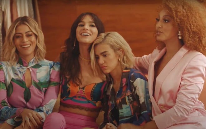 Carol Castro, Bruna Marquezine, Manu Gavassi e Sheron Menezzes sentadas juntas em trailer de Maldivas