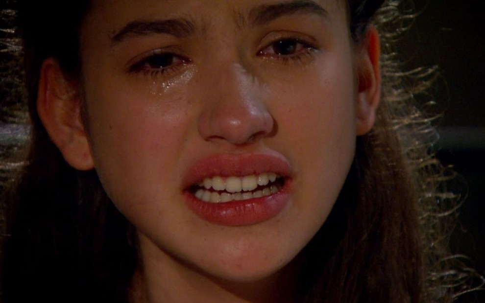 A atriz Giovanna Grigio chora como a personagem Mili da novela Chiquititas, do SBT, que também é exibida na Netflix