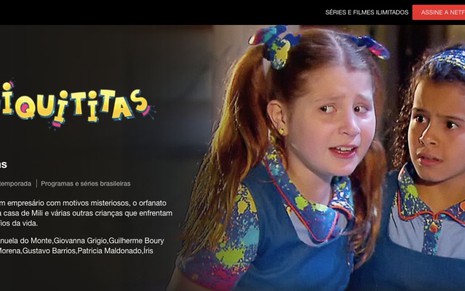 Print da tela da Netflix com a opção de assistir e a sinopse da novela Chiquititas, com imagem das atrizes Giulia Garcia (à esquerda) e Gabriella Saraivah (à dir.) assustadas como as personagens Ana e Tati, respectivamente, da novela Chiquititias, do SBT