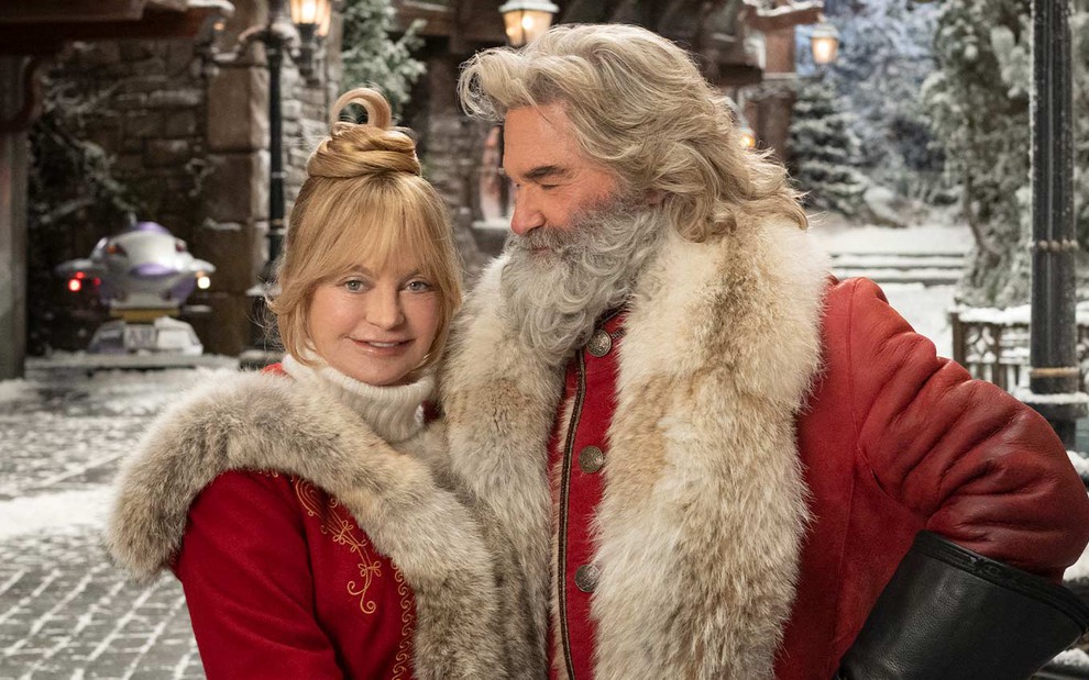 Goldie Hawn e Kurt Russell vestem trajes natalinos em foto promocional do filme Crônicas de Natal - Parte Dois
