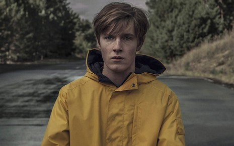 Jonas (Louis Hofmann) na primeira temporada de Dark: ator usa casaco amarelo