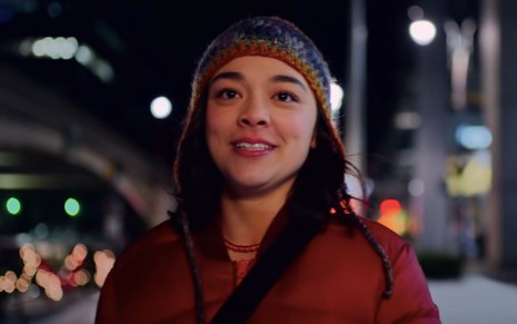 A atriz Midori Francis sorri como a personagem Lily na série Dash & Lily, da Netflix