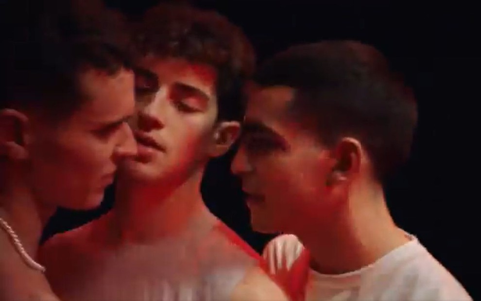 Arón Piper, Manu Ríos e Omar Ayuso em vídeo promocional da quarta temporada de Elite