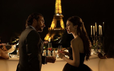 William Abadie e Lily Collins diante da Torre Eiffel na primeira temporada de Emily em Paris