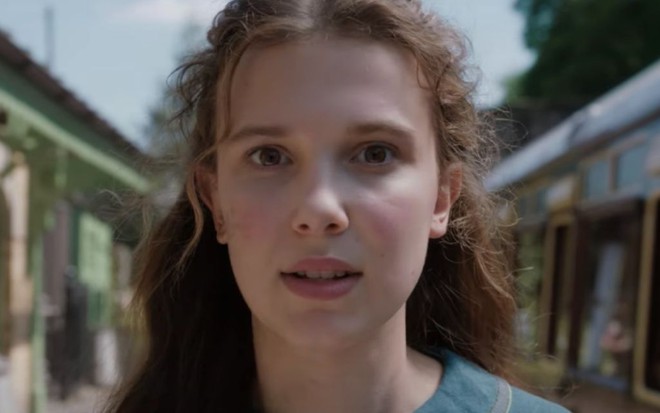 A atriz Millie Bobby Brown como a personagem Enola Holmes segurando um arco em foto divulgada pela Netflix