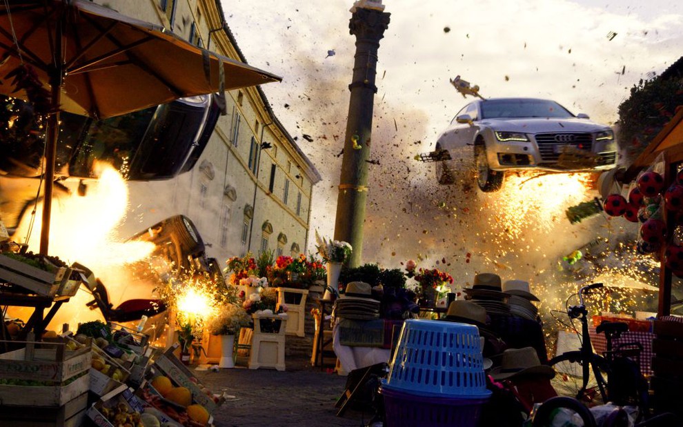 Carros são arremessados no ar durante perseguição em alta velocidade no filme Esquadrão 6, da Netflix