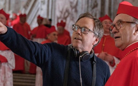 Fernando Meirelles dirige o ator Jonathan Pryce em Dois Papas, filme da Netflix