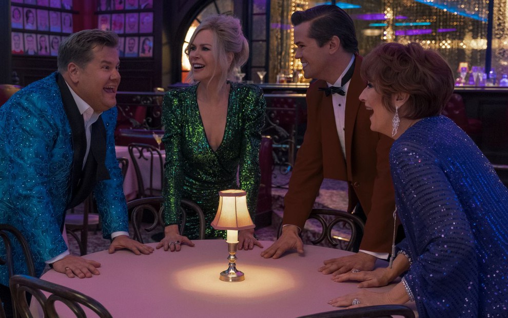 Os atores James Corden, Nicole Kidman, Andrew Rannells e Meryl Streep aparecem animados em volta de uma mesa em cena de A Festa de Formatura, filme da Netflix