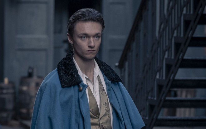 Harrison Osterfield caracterizado como o príncipe de Os Irregulares de Baker Street