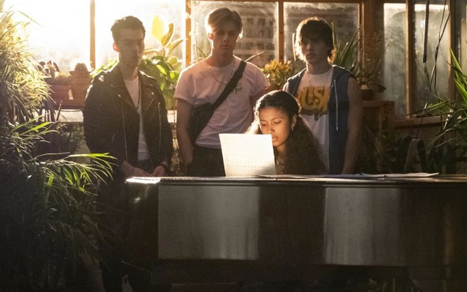 Madison Reyes, sentada no piano, é observada pelos três "fantasmas" da série da Netflix