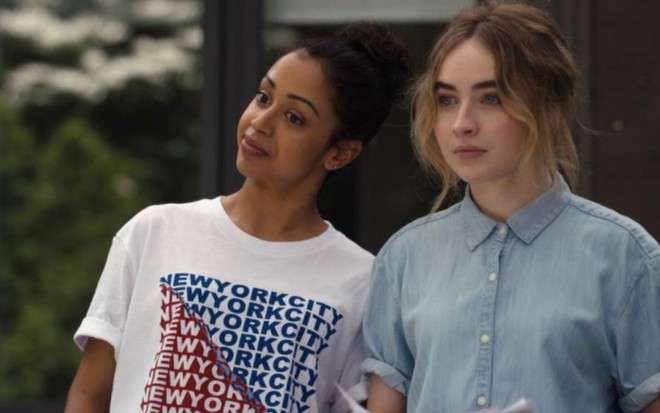 As atrizes Liza Koshy e Sabrina Carpenter como as personagens Jas e Quinn no filme Dançarina Imperfeita, da Netflix