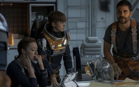 Os atores Molly Parker, Maxwell Jenkins e Ignacio Serricchio em cena da segunda temporada de Perdidos no Espaço, da Netflix