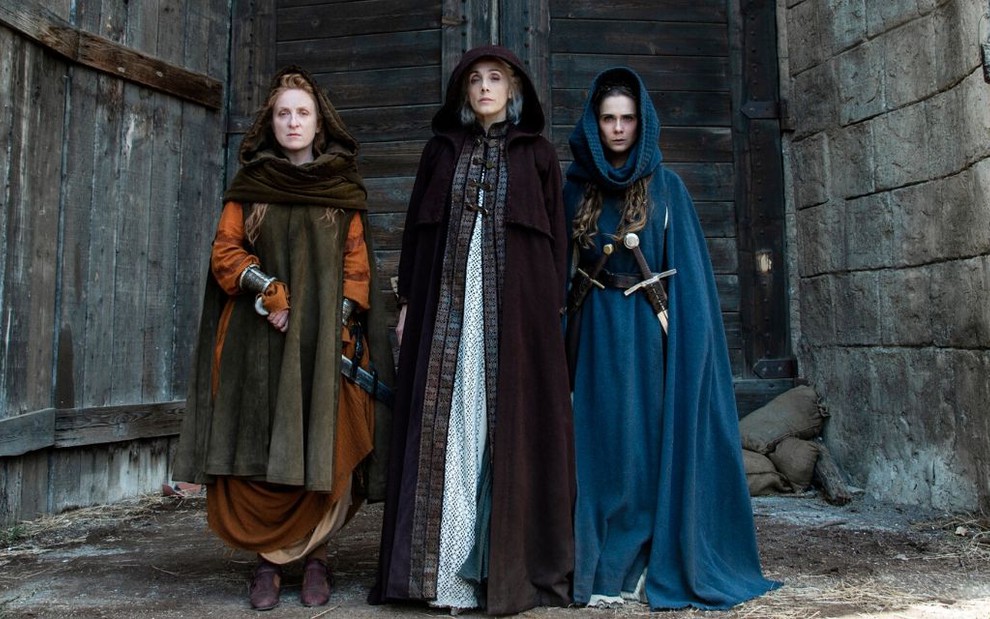 Janara (Federica Fracassi), Tebe (Manuela Mandracchia) e Leptis (Lucrezia Guidone) com roupas medievais em cena da série Luna Nera