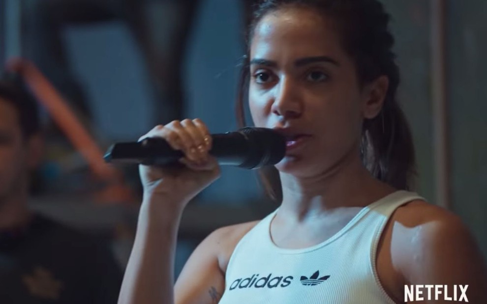 A cantora Anitta faz expressão de brava na série documental Made in Honório, da Netflix