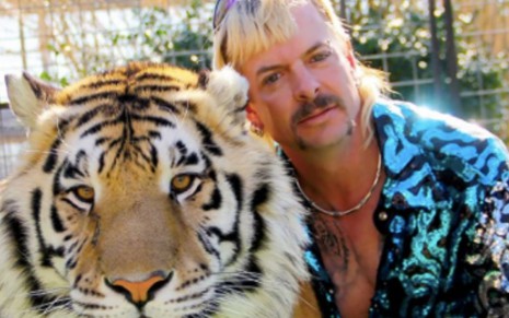 Joe Exotic posa ao lado de um tigre em cena da série Máfia dos Tigres