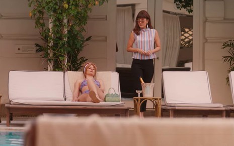 As atrizes Alli Willow e Maria Casadevall na piscina do Copacabana Palace na segunda temporada de Coisa Mais Linda
