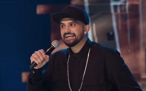 O humorista Thiago Ventura no no especial de comédia stand-up Pokas, da Netflix, lançado em 2 de julho no serviço de streaming
