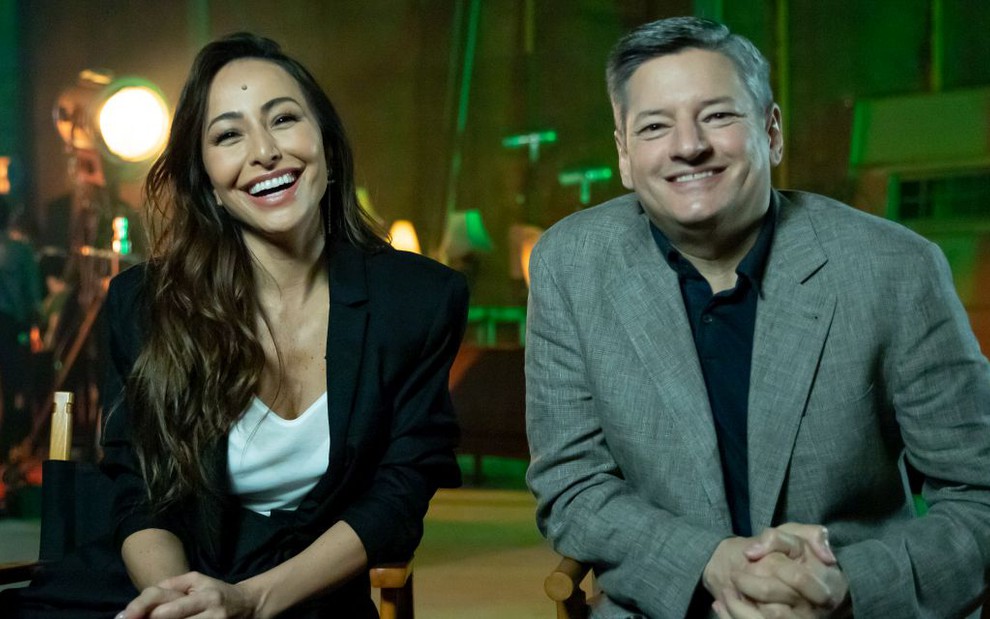 A apresentadora Sabrina Sato ao lado de Ted Sarandos, chefe de conteúdo da Netflix, em foto de divulgação de Reality Z