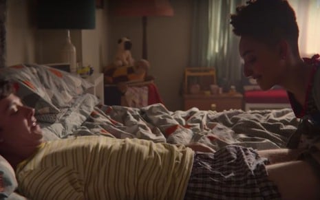 Cena da série Sex Education, da Netflix, em que os personagens Otis (Asa Butterfield) e Ola (Patricia Allison) estão deitados em uma cama prestes a transar 