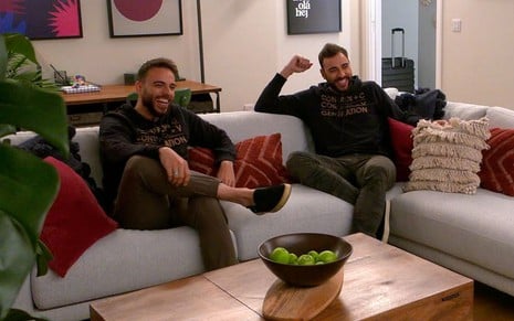 Participantes Lucas e Marcel em apartamento da locação de The Circle Brasil, novo reality show da Netflix