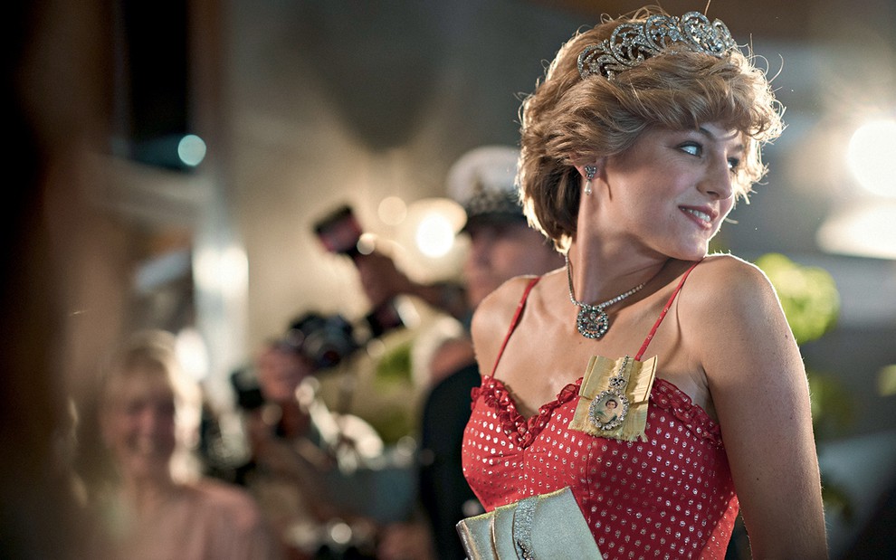 A atriz Emma Corrin caracterizada como Diana em cena da quarta temporada de The Crown