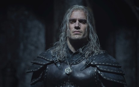 Henry Cavill, com a peruca branca do bruxo Geralt de Rivia, em cena da série The Witcher, da Netflix