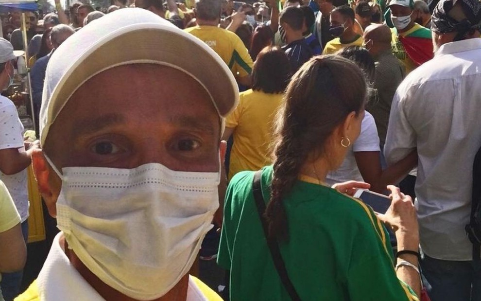 Netinho durante ato a favor de Jair Bolsonaro na Avenida Paulista, usando máscara