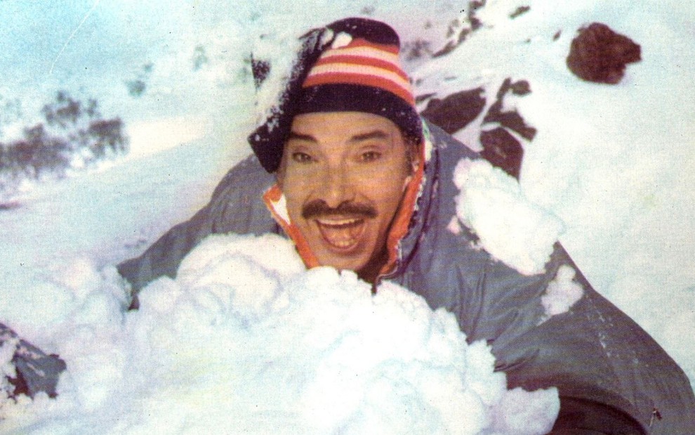 Amácio Mazzaropi (1912-1981) sorridente no meio do gelo no filme Um Caipira em Bariloche (1973)