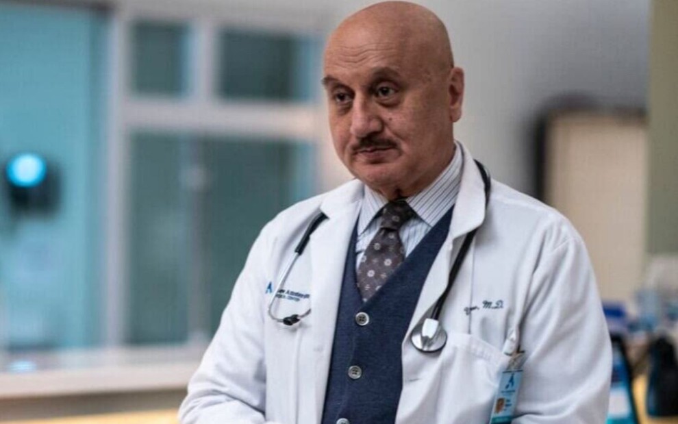 Anupam Kher em cena da segunda temporada da série New Amsterdam