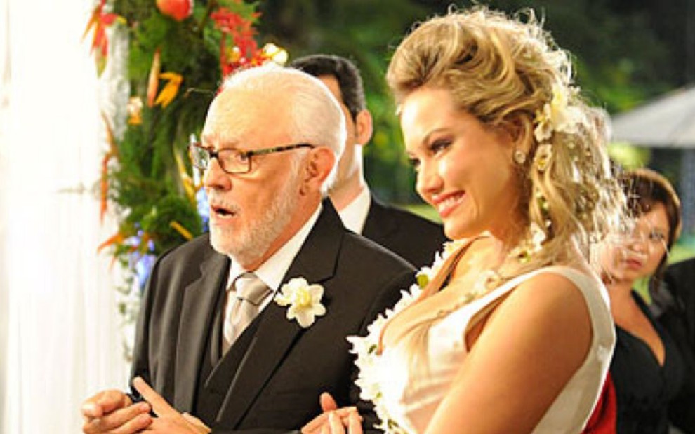 Ney Latorraca e Ellen Rocche em cena de casamento na série S.O.S. Emergência