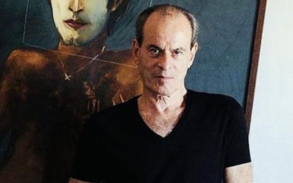 Ney Matogrosso em foto no Instagram à frente de um quadro pintado com seu rosto