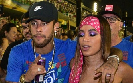 Neymar e Anitta abraçados durante o Carnaval na Sapucaí, no Rio de Janeiro