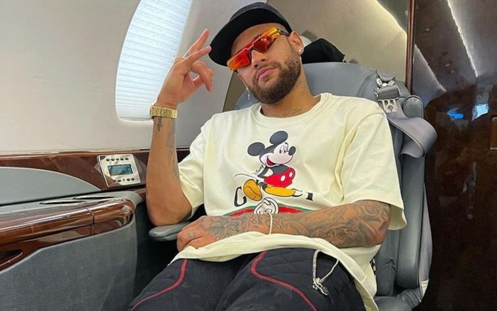De óculos, Neymar posa em viagem de jatinho particular