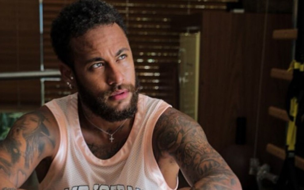 Sentado, Neymar Jr. olha para o lado em foto publicada no Instagram