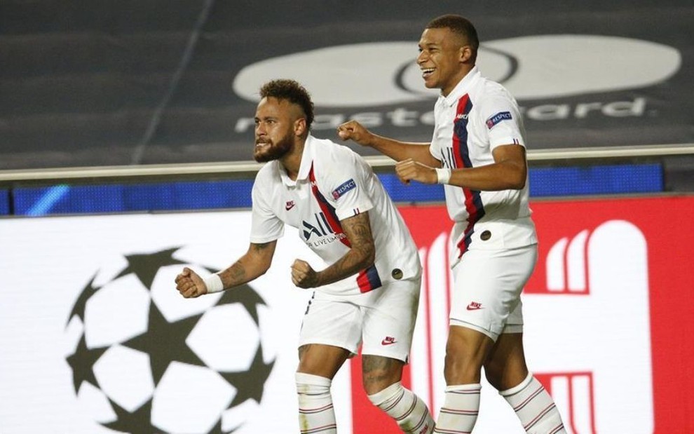 Neymar e Mbappé comemoram gol do PSG em duelo do PSG na Champions League