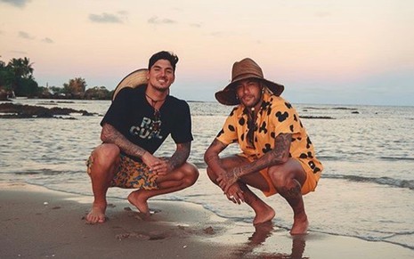 Gabriel Medina e Neymar na beira do mar