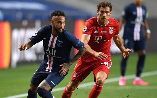 Neymar em ação pelo PSG marcado de perto por Goretzka, do Bayern de Munique