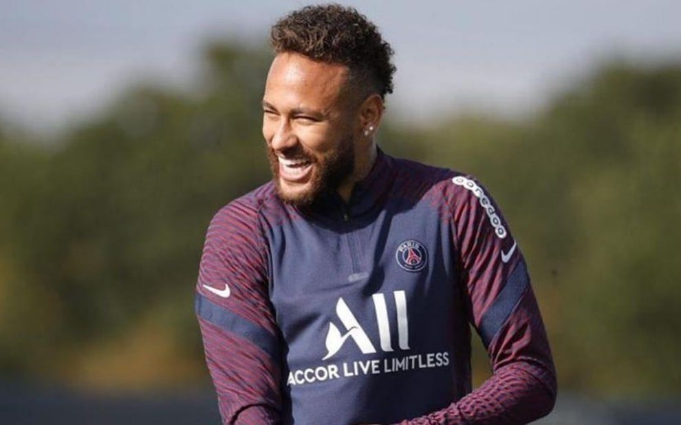 Imagem de Neymar Jr. sorrindo durante treino do Paris Saint-Germain