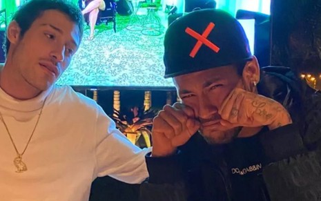 Neymar assiste à live de Marília Mendonça ao lado de Vinícius Martinez, marido de Carol Dantas