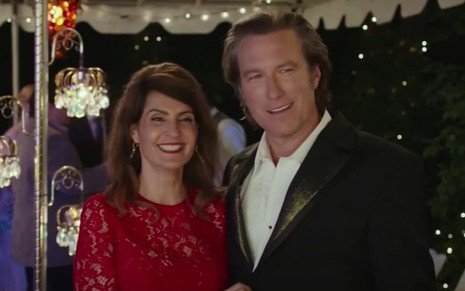 Os atores Nia Vardalos (Toula) e John Corbett (Ian) sorridentes em cena de Casamento Grego 2
