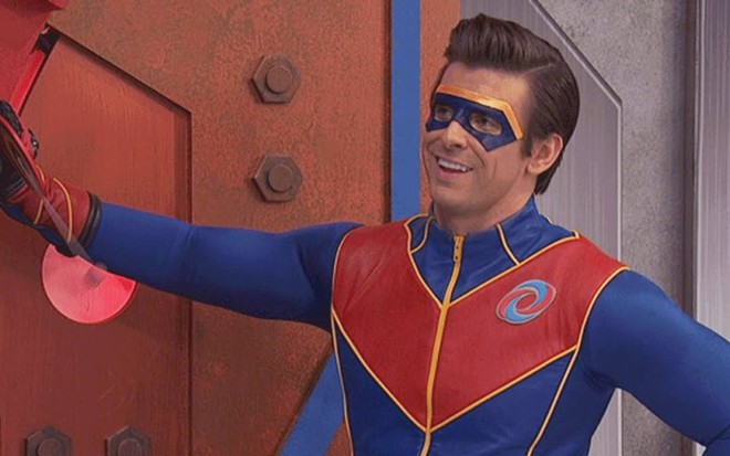 O ator Cooper Barnes em cena de Henry Danger, com o uniforme e a máscara do super-herói Capitão Man